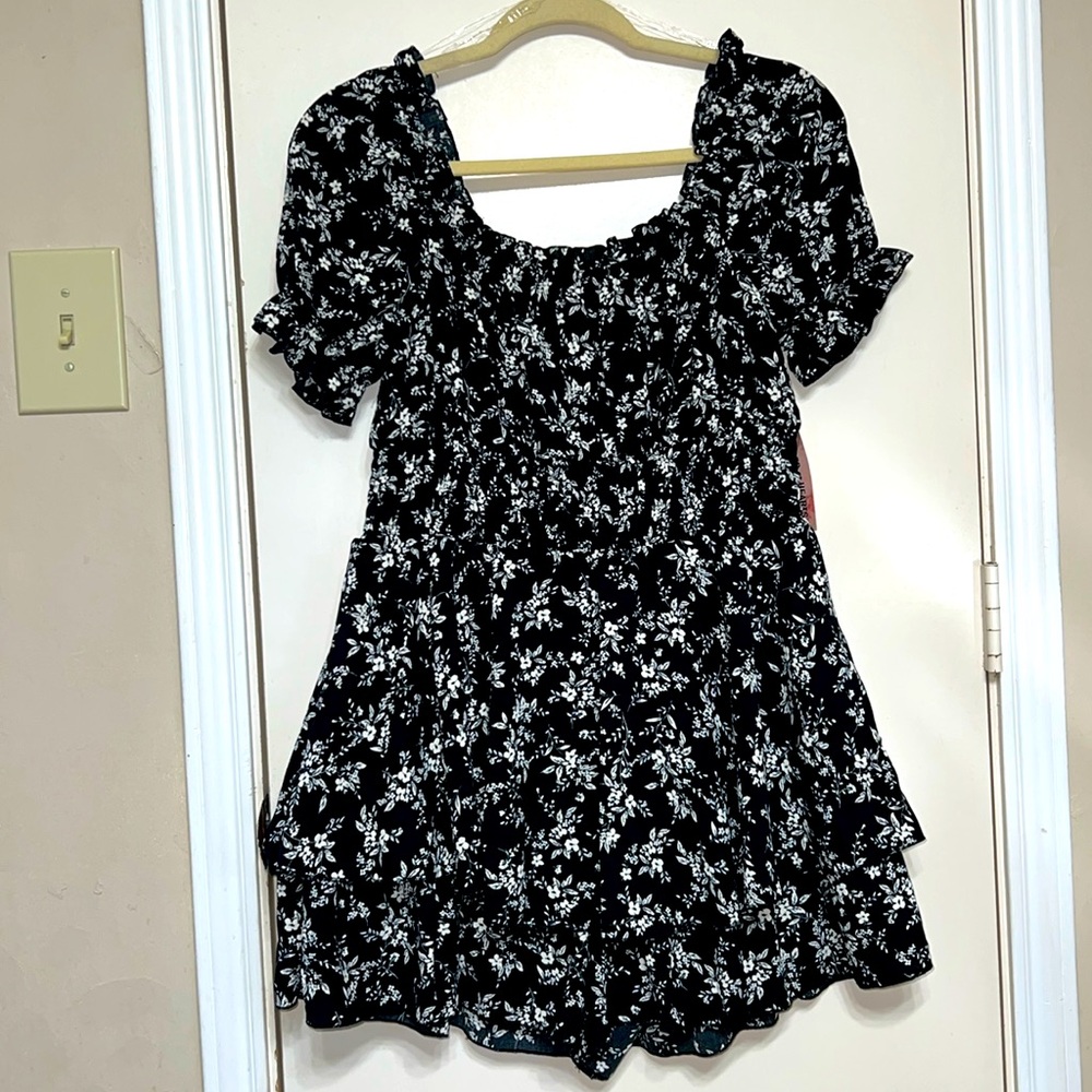 New with tags skort/dress. Sleeves can be used off the shoulder.